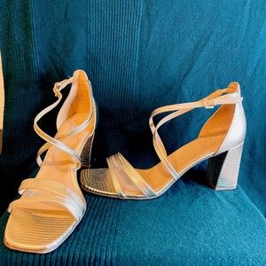 Naturalizer Elegant Satrapy Gold Sandal, 3 inches heel, man made leather.